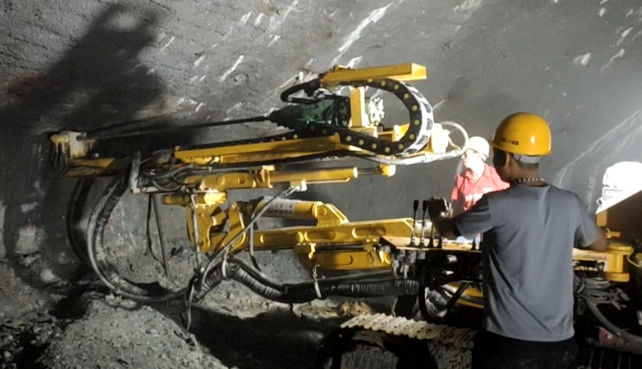 بناء الأنفاق نوع الزحف حفر الصخرة 18kw قوة الأثر R32/R38/T38/T45